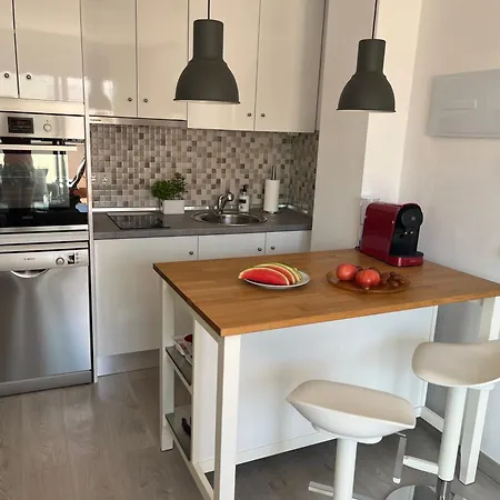 Lets In The Sun - Clavel Apartment *